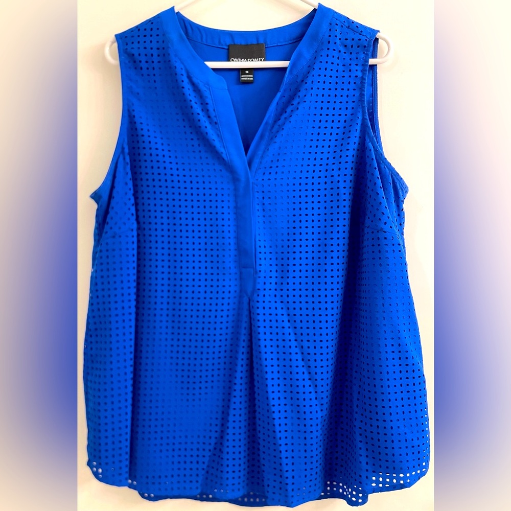 Cynthia Rowley V-necked 3 button Sleeveless 1X Blouse